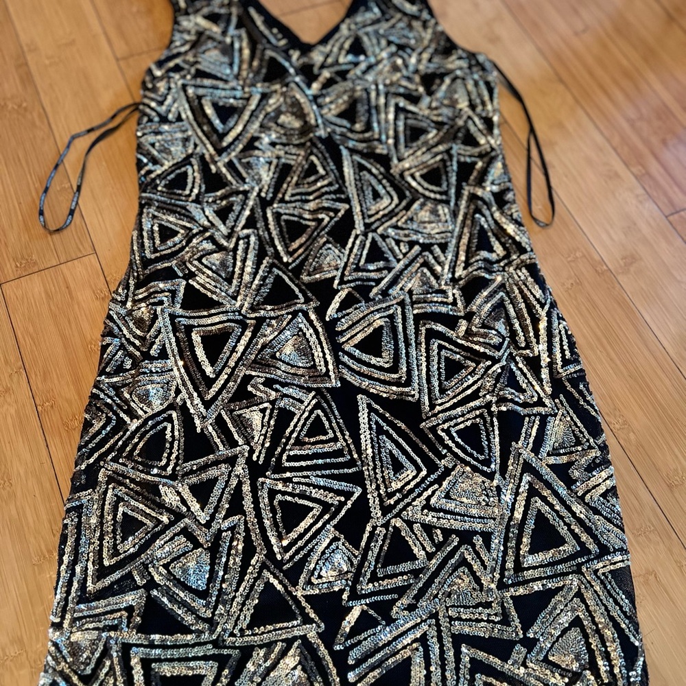This night dress in gold and black is in very good condtion never wore it. New!